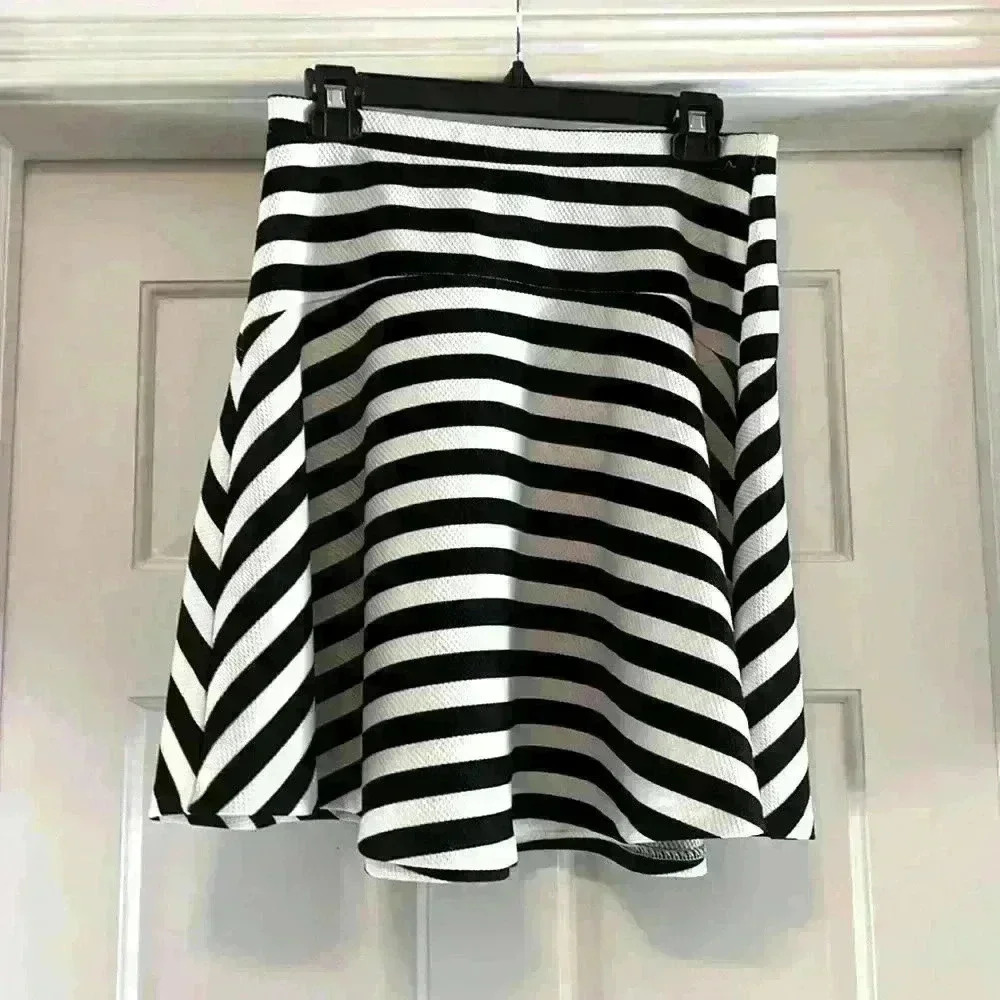 Philosophy Republic Clothing Black and White Swing Skater Mini Skirt, Sz Medium